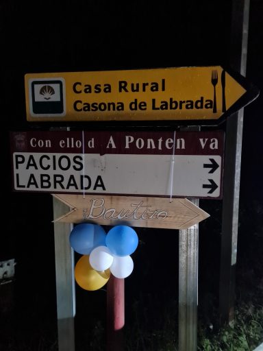 Carteles direccionales indicando Casa Rural Casona de Labrada y localidades cercanas.